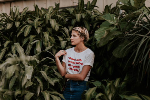 Cinco maneiras diferentes de usar camiseta nas produções do dia a dia