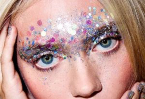 Técnicas para retirar o glitter de Carnaval sem prejudicar a pele