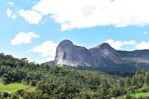 Pedra que muda de cor de acordo com o tempo é atração turística no Espírito Santo