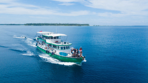 Brasileiro transforma barco de pesquisa em iate de surfe e cervejas na Indonésia