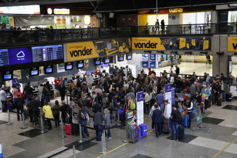 Mais de 100 voos estão cancelados no país por causa da crise de abastecimento
