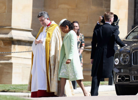 De dreads, boina e piercing, mãe de Meghan Markle usa moda para marcar suas posições