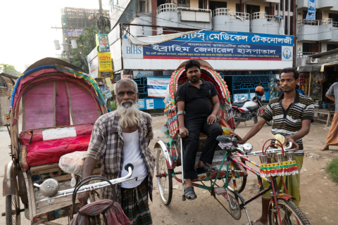 Traumas e desemprego ainda atormentam os trabalhadores da indústria têxtil em Bangladesh