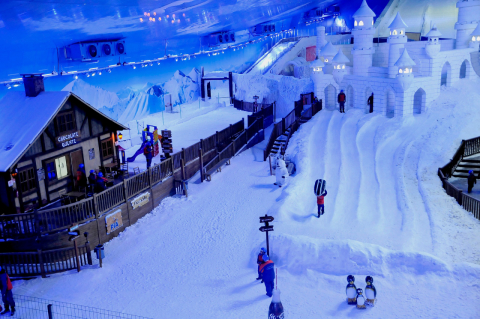 Parque temático que tem neve o ano inteiro inaugura passeios noturnos