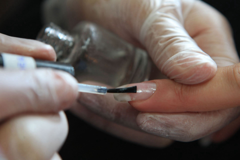 Anvisa proíbe venda de cosméticos para cabelo e unhas