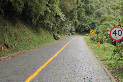 De carro ou moto, estas estradas são um convite para desacelerar e curtir a paisagem