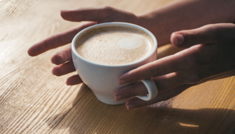 Quantas xícaras de café é seguro tomar por dia sem afetar o coração e o humor