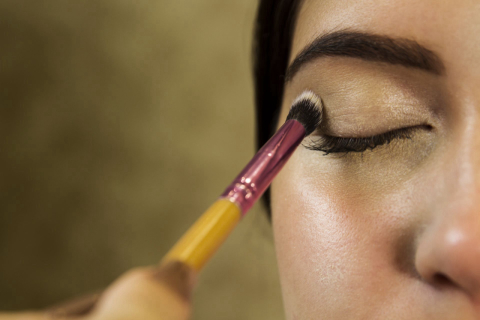 Dormir de maquiagem faz pele envelhecer precocemente e pode levar até à cegueira