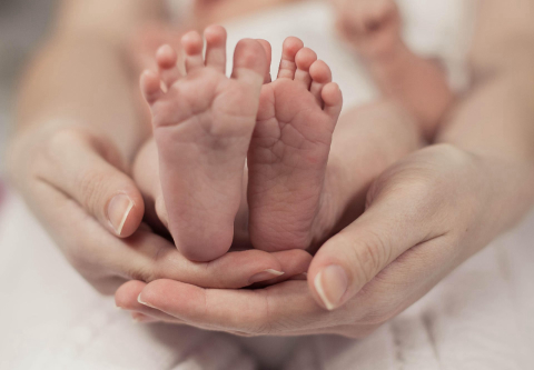 Bebê de 12 dias morre depois de receber beijo de adulto com herpes simples