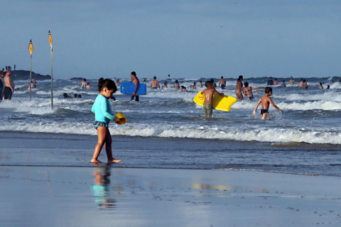 Na praia, crianças exigem atenção redobrada; confira os principais cuidados