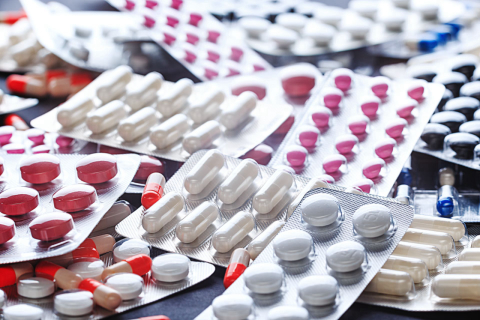 De laxante ao omeprazol: 11 remédios que você deveria parar de tomar imediatamente