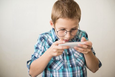 Tablets e celulares aumentam casos de miopia em crianças