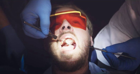 Documentário da Netflix defende extração de dente e preocupa dentistas
