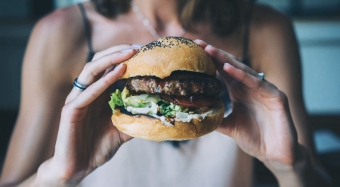 Cheirar hambúrguer por 2 minutos pode ajudar a resistir a junk food, diz estudo