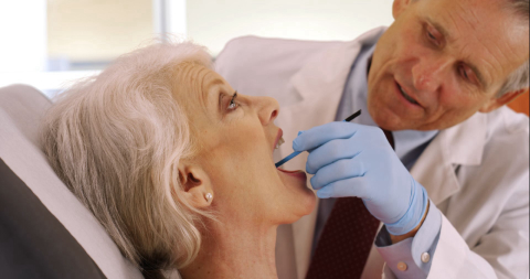 Privação do sono e má higiene da boca podem ter relação com Alzheimer