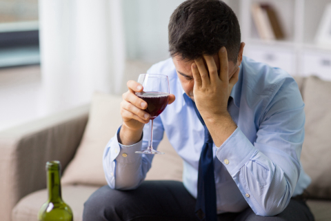 Enxaqueca tem no vinho tinto o gatilho principal