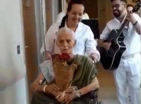 Paciente de 92 anos mobiliza hospital para fazer declaração de amor; assista