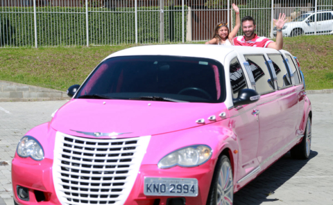 Festas em limousine atraem crianças e adultos: quanto mais glamour melhor