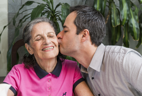 Mãe e filho voltam a dividir lar, após diagnóstico de Alzheimer