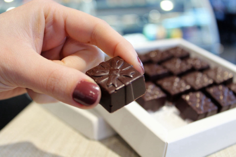 Nutricionista desenvolve chocolate que promete aliviar sintomas da TPM