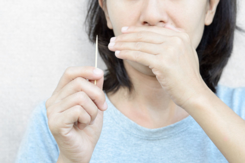 Resista à tentação de usar palitos de dente; a saúde da sua boca agradece
