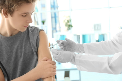 Adolescentes também precisam se vacinar contra a meningite