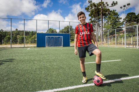 Adolescente desafia a hemofilia entre sustos, procedimentos e internações