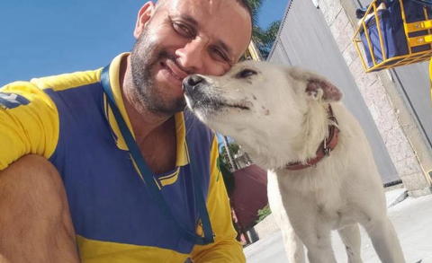 Carteiro “encantador de animais” muda de rota e faz despedida emocionante dos pets