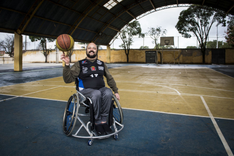 “O basquete é minha superação”, diz homem que ficou paraplégico após queda de helicóptero