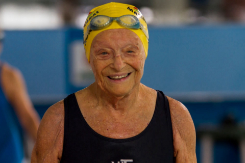 Sobrevivente do Holocausto é campeã de natação no Brasil: “apenas uma das coisas que faço”