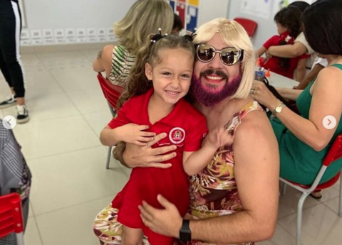 Pai viúvo se veste de mãe para participar de festa na escola da filha