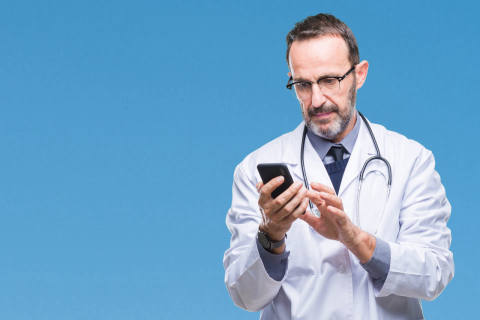 Troca de mensagens por aplicativos não substitui consulta médica; saiba quando aderir