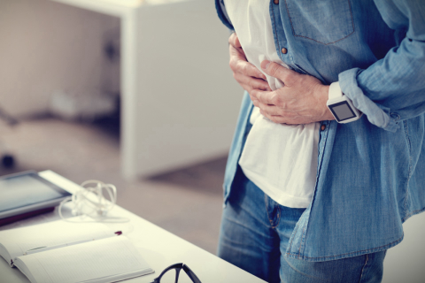Em qual lado dói quando há apendicite? Veja sintomas antes e depois de inflamar