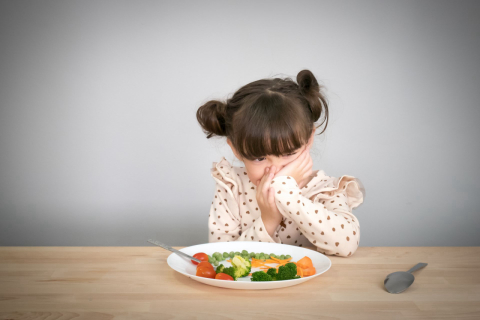 Neofobia alimentar: por que crianças com autismo resistem mais a certos alimentos?