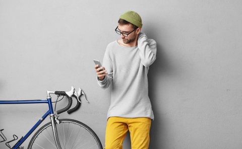 Cabeça inclinada ao usar smartphone pode gerar pressão de 30 kg