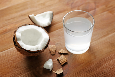 Água de coco em excesso pode fazer mal?