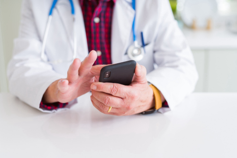 Smartphones, computadores e prontuários carregam micróbios em UTIs