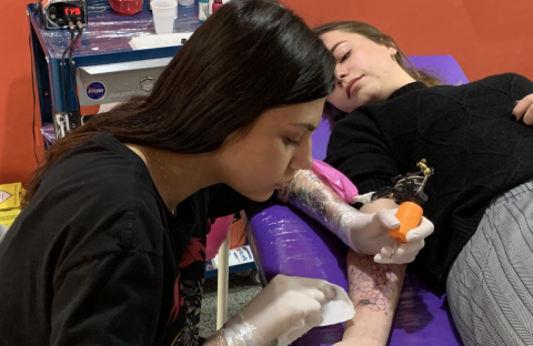 Tatuadora cria projeto para recobrir cicatrizes de automutilação sem custo