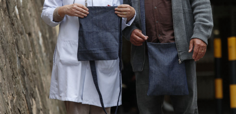 Técnica de enfermagem cria bolsa de pano para pacientes com coletores de urina