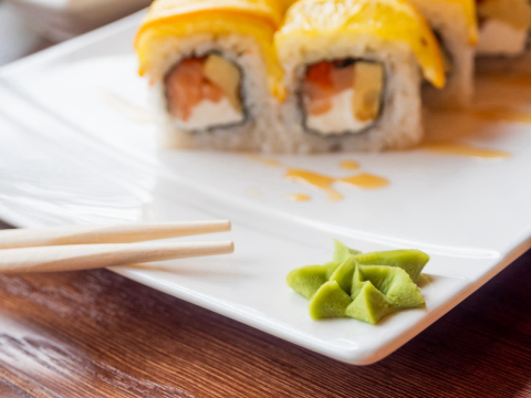 Mulher come wasabi achando que era abacate e desenvolve problema no coração