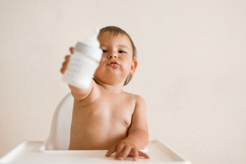 Polêmica com leite de vaca gera crítica de pediatras à guia alimentar