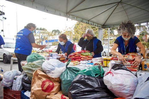 Drive-thru solidário arrecada alimentos e roupas nesse sábado, no Condor da Avenida das Torres