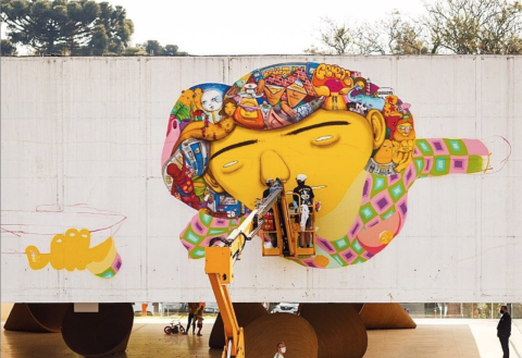 OSGEMEOS fazem intervenção artística na fachada do MON em tempo real durante esta semana