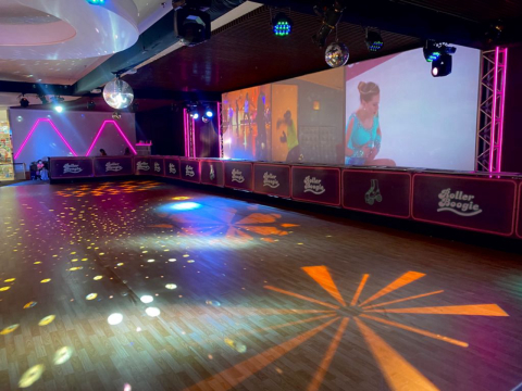 Pista de patinação retrô começa a funcionar em shopping de Curitiba