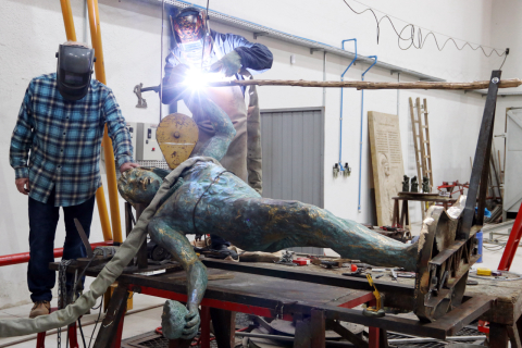 Escultura do cacique que deu o nome de Curitiba volta ao Parque Tingui após restauração