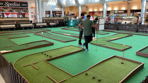 Minigolfe: campo é instalado em praça de alimentação de shopping em Curitiba