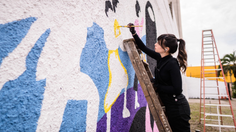 Artistas mulheres realizam intervenções em espaços públicos de Curitiba
