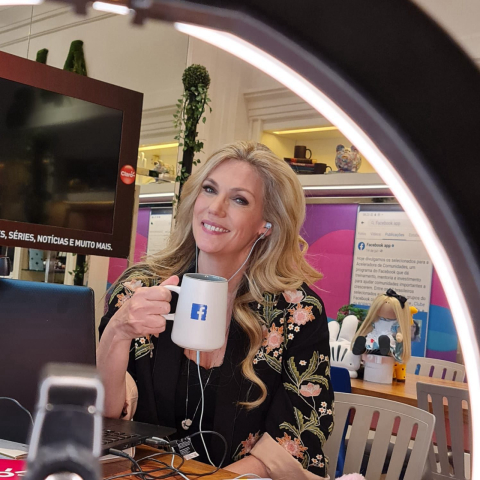 Fundadora do Clube da Alice fala sobre criação de comunidades no Facebook Summit