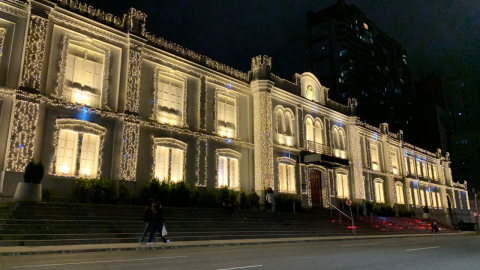 Natal encantado do Shopping Curitiba tem iluminação monumental e fotografia com Papai Noel