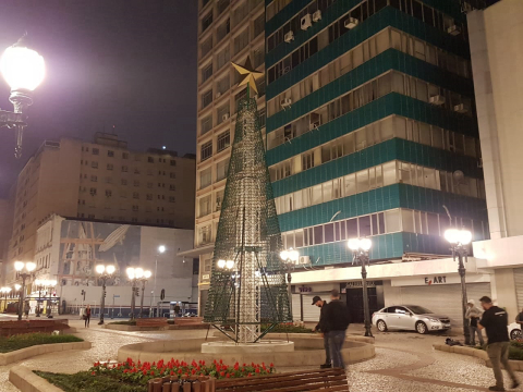Decorações do Natal de Curitiba 2021 começam a ser montadas em vários pontos da cidade